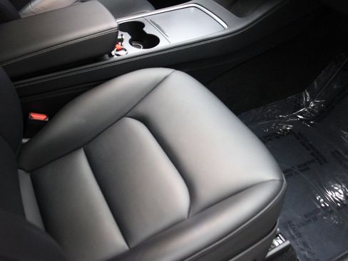 Used 2023 Tesla Model Y Long Range image 32