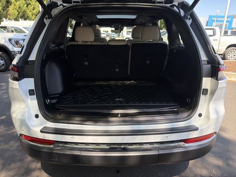 Used 2024 Jeep Grand Cherokee Limited w/ Luxury Tech Group II image 32