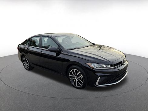 Used 2025 Volkswagen Jetta SE image 1