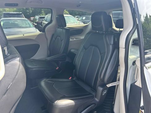 Used 2024 Chrysler Pacifica Touring-L FWD image 15