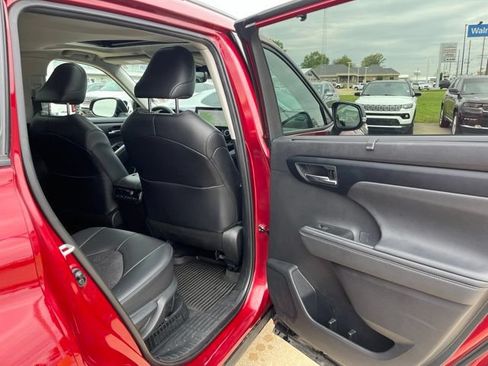 Used 2024 Toyota Highlander XLE AWD/4WD image 19