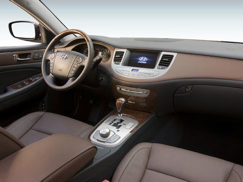 Used 2009 Hyundai Genesis 4.6 w/ Technology Pkg 5 RWD image 4