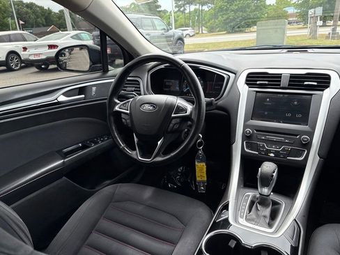 Used 2016 Ford Fusion SE FWD image 9