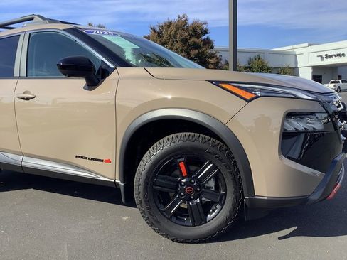 Used 2025 Nissan Rogue SV image 3