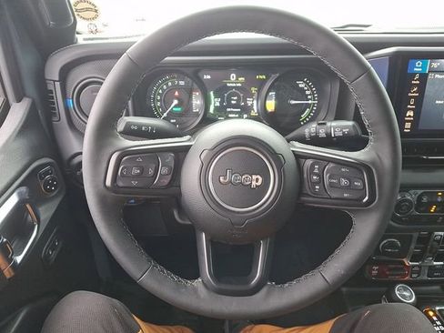 Used 2025 Jeep Wrangler Unlimited Rubicon 4xe w/ Convenience Group AWD/4WD image 19
