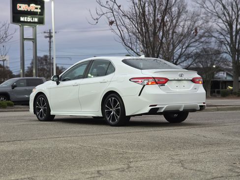 Used 2020 Toyota Camry SE image 5