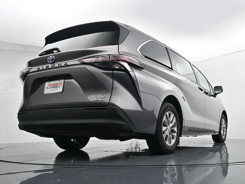Used 2024 Toyota Sienna XLE FWD image 33