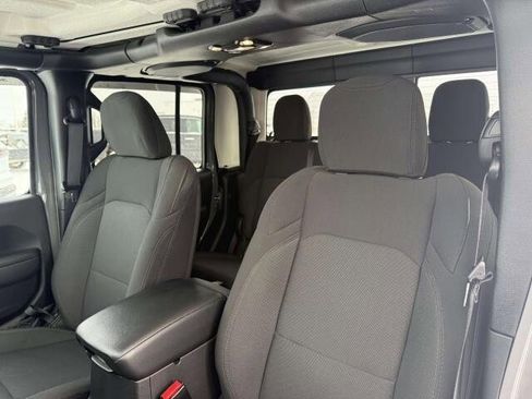 Used 2023 Jeep Gladiator Sport image 11