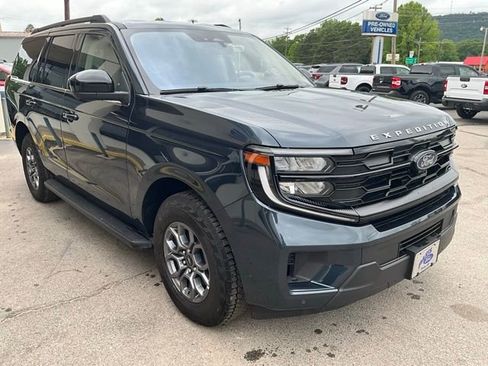 Used 2025 Ford Expedition Active RWD image 5