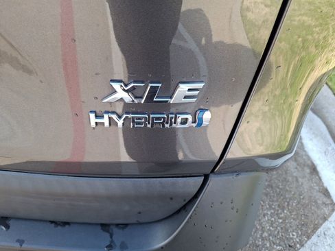 Used 2021 Toyota RAV4 XLE image 12