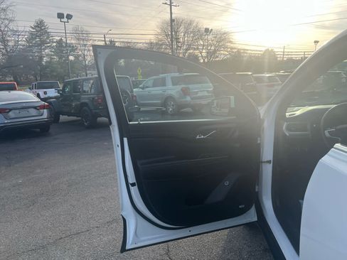 Used 2023 GMC Acadia SLT image 17