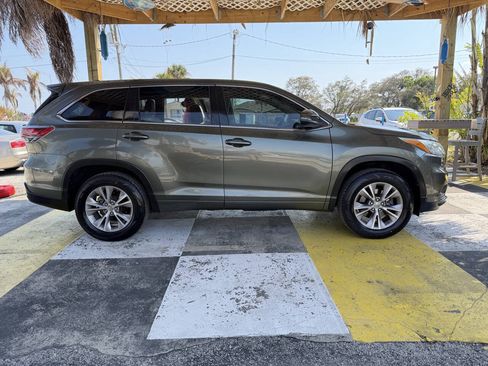 Used 2015 Toyota Highlander Plus FWD image 3