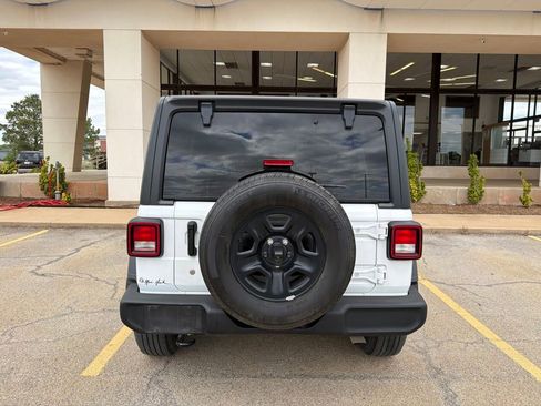 Used 2018 Jeep Wrangler Unlimited Sport AWD/4WD image 4