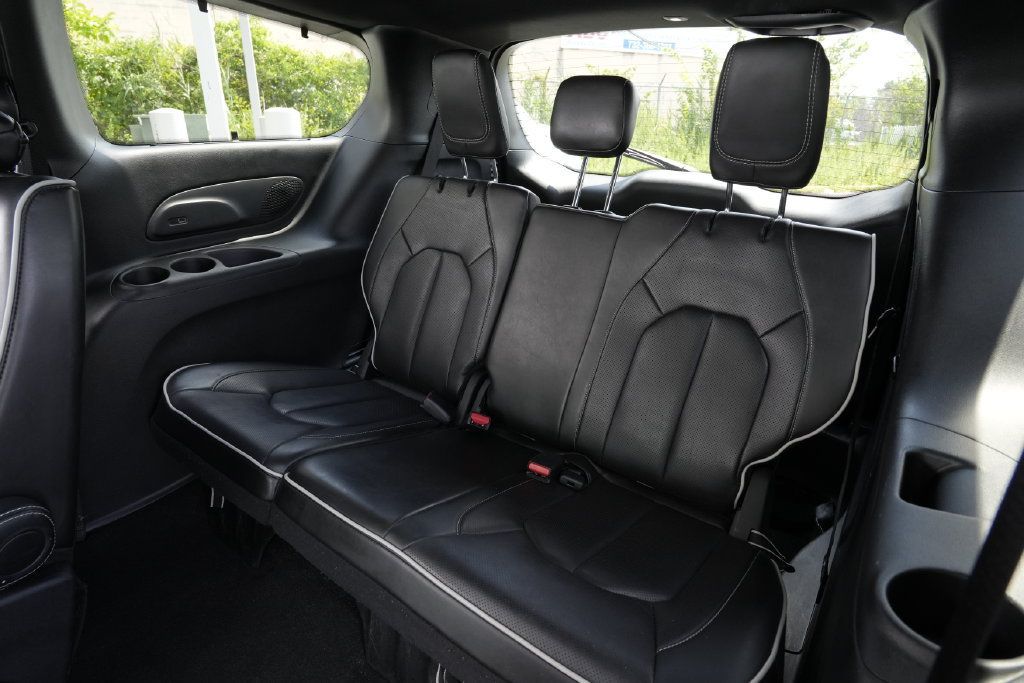 Used 2025 Chrysler Pacifica Limited FWD image 27