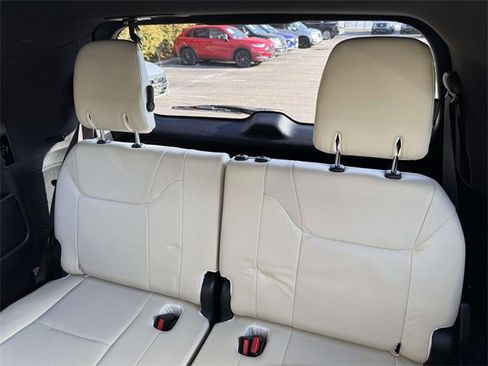 Used 2020 Lexus LX 570 4WD w/ 3rd Row & Luxury Pkg image 11
