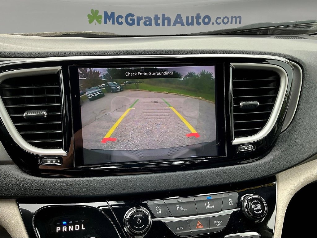 Used 2023 Chrysler Pacifica Touring-L FWD image 17