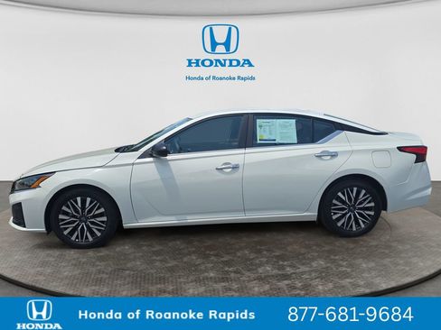 Used 2025 Nissan Altima 2.5 SV FWD image 2