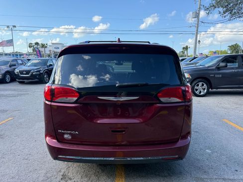 Used 2019 Chrysler Pacifica Touring-L image 5