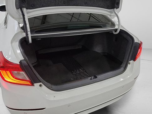 Used 2018 Honda Accord Touring image 7