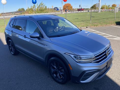Certified 2024 Volkswagen Tiguan SE image 4