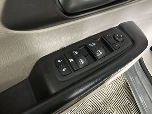 Used 2021 Chrysler Pacifica Touring-L FWD image 11