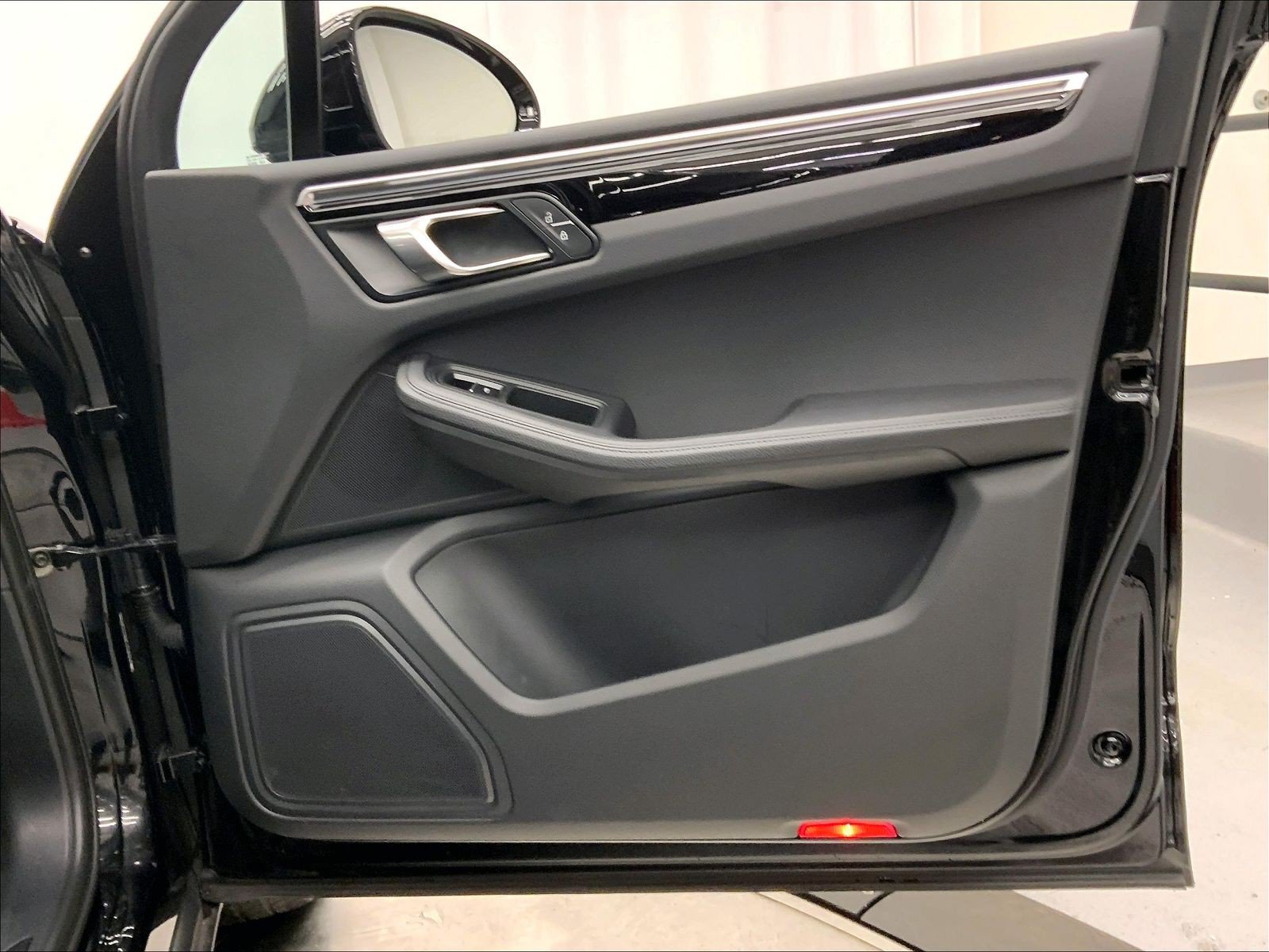Certified 2023 Porsche Macan AWD/4WD image 29