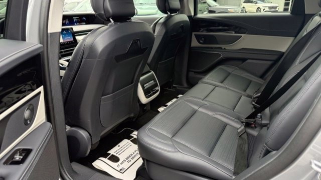 Used 2025 Lincoln Nautilus Reserve AWD/4WD image 30