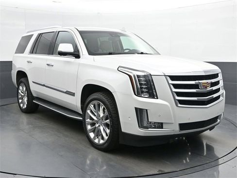 Used 2019 Cadillac Escalade Luxury image 2