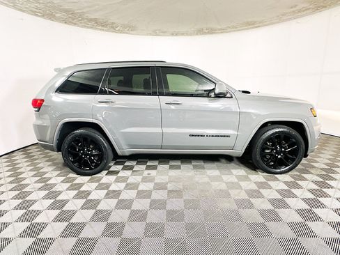 Used 2020 Jeep Grand Cherokee Altitude RWD image 2