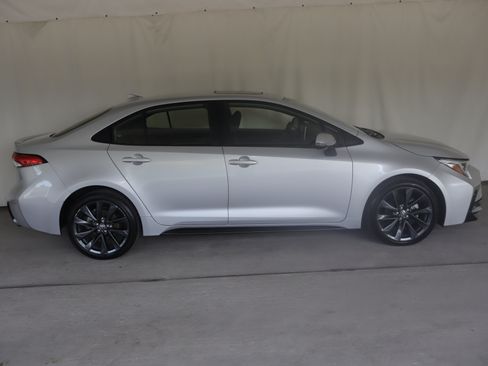 Used 2023 Toyota Corolla SE w/ SE Premium Package FWD image 6