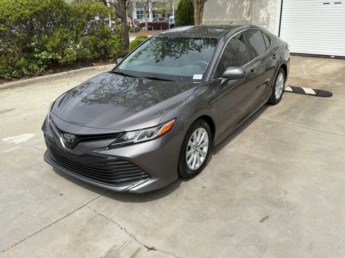 Used 2019 Toyota Camry LE image 5