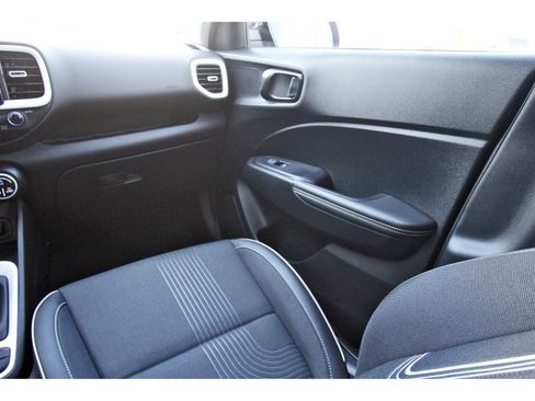 Used 2024 Hyundai Venue Limited FWD image 13
