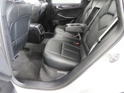 Certified 2022 Porsche Macan AWD/4WD image 42