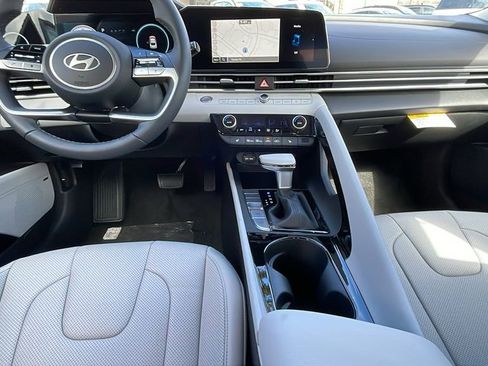 New 2025 Hyundai Elantra Limited image 17