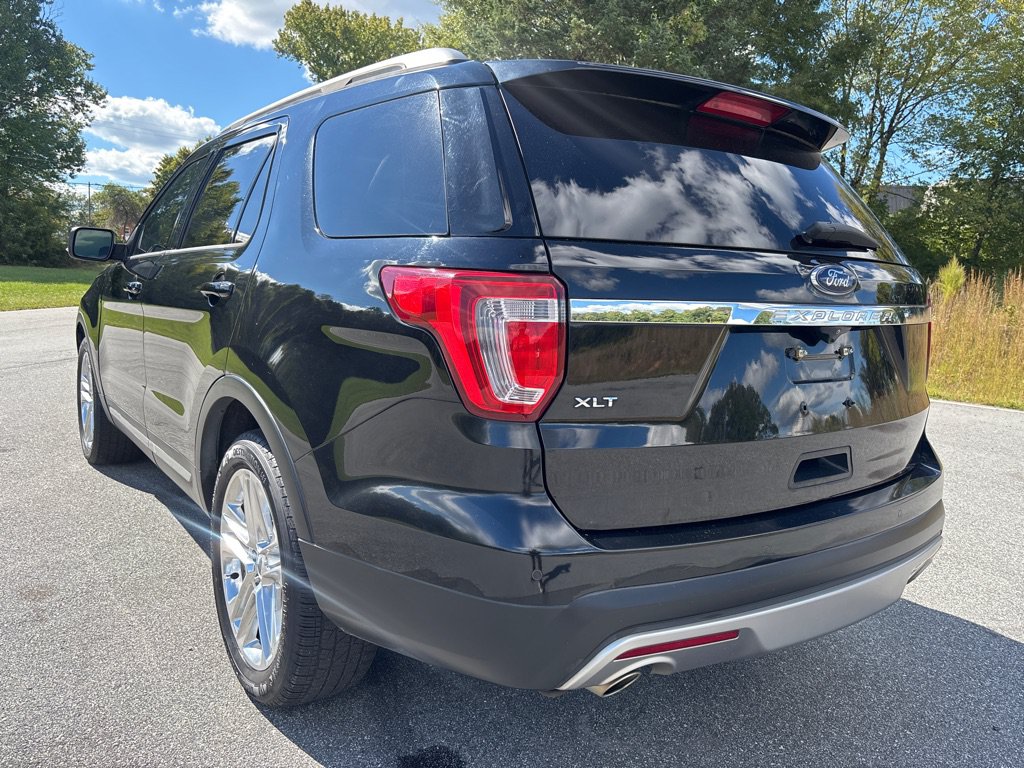 Used 2017 Ford Explorer XLT w/ Equipment Group 202A FWD image 3