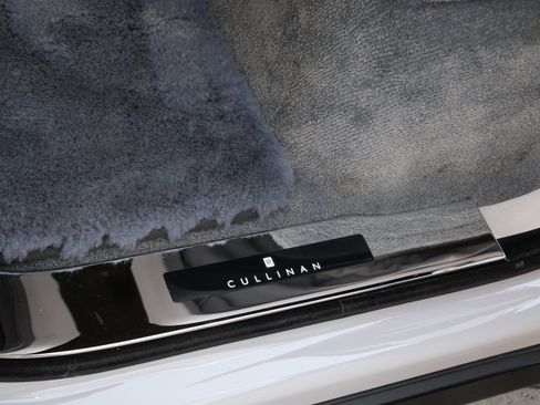 Certified 2022 Rolls-Royce Cullinan w/ Cullinan Package image 9