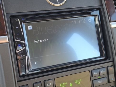 Used 2010 Lincoln Town Car Signature Limited image 3