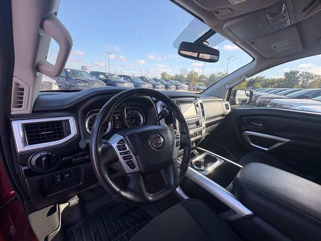 Used 2018 Nissan Titan SV w/ SV Convenience Package RWD image 14