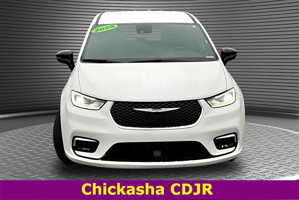 Used 2025 Chrysler Pacifica Select FWD image 2