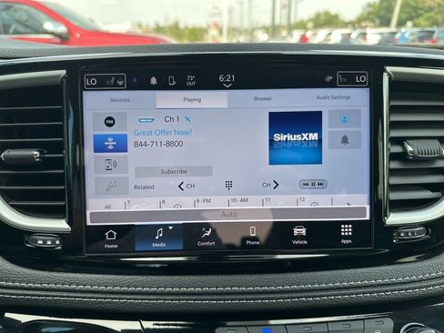 Used 2024 Chrysler Pacifica Touring-L image 21