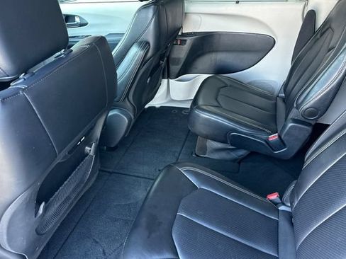 Used 2024 Chrysler Pacifica Touring-L FWD image 14