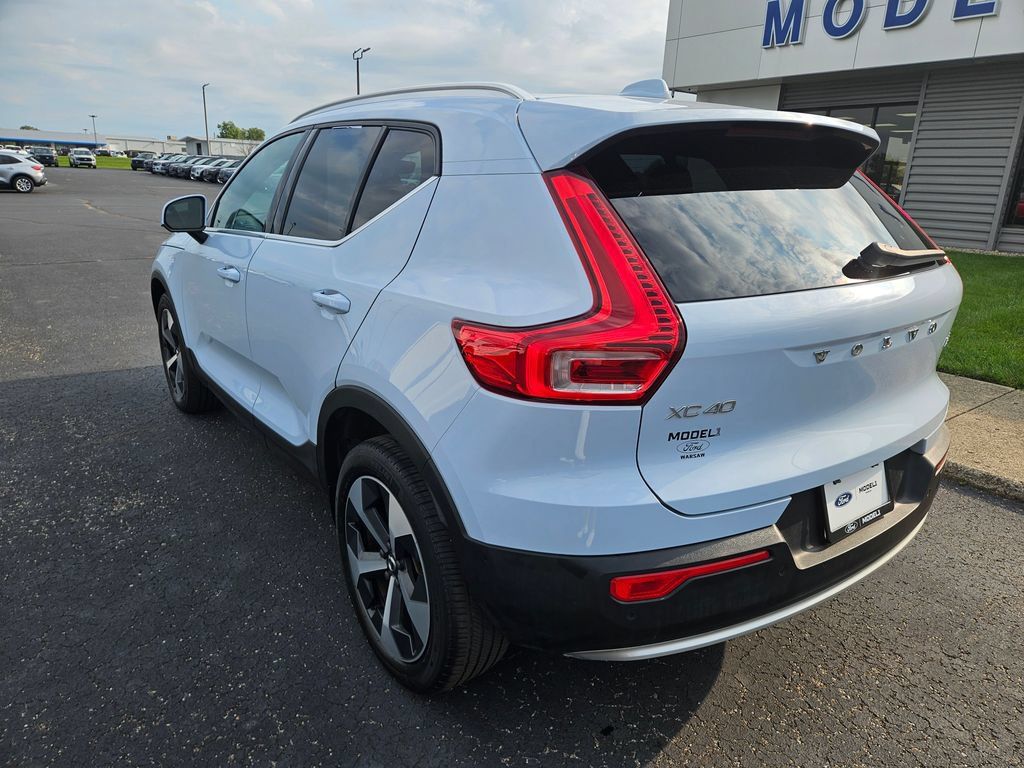 Used 2024 Volvo XC40 B5 Plus AWD/4WD image 8