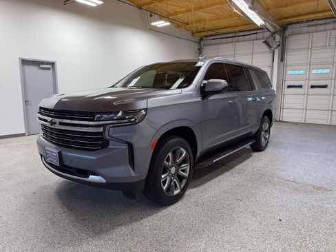Used 2022 Chevrolet Suburban LT AWD/4WD image 2