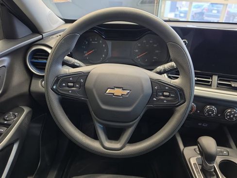 Used 2025 Chevrolet Trax LS w/ LS Convenience Package FWD image 17
