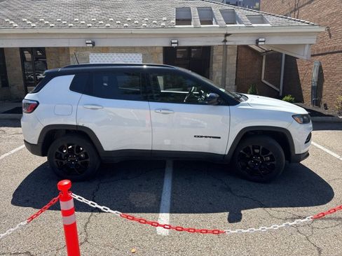 Used 2022 Jeep Compass Latitude image 11