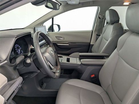 Used 2024 Toyota Sienna XLE FWD image 11