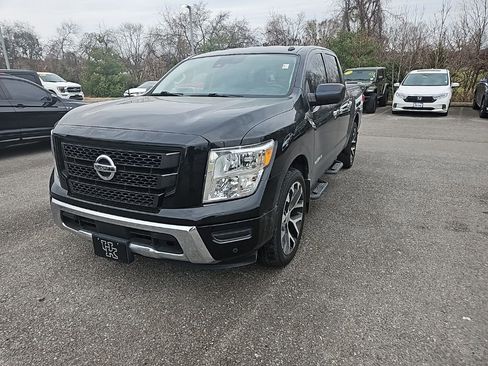 Used 2021 Nissan Titan SV w/ SV Convenience Package image 3