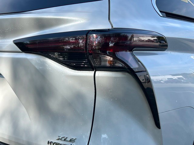 Used 2024 Toyota Sienna XLE w/ XLE Plus Package AWD/4WD image 9