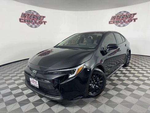 Used 2025 Toyota Corolla LE FWD image 1