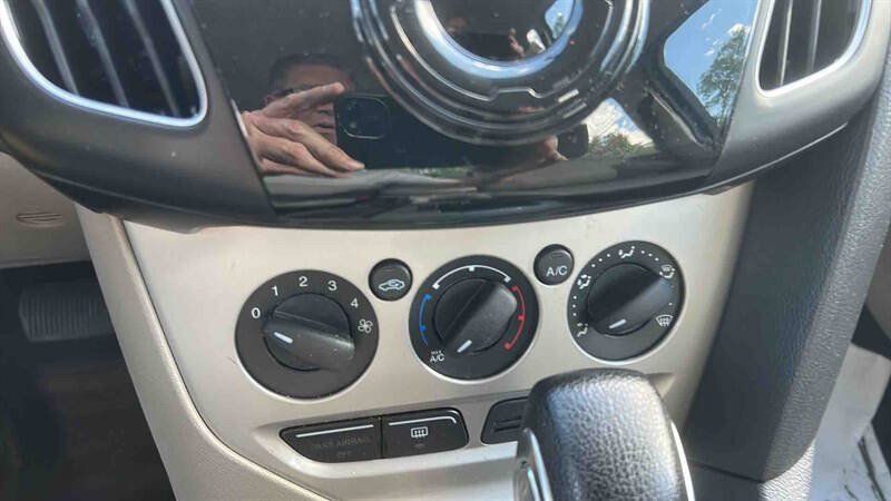 Used 2014 Ford Focus SE FWD image 16